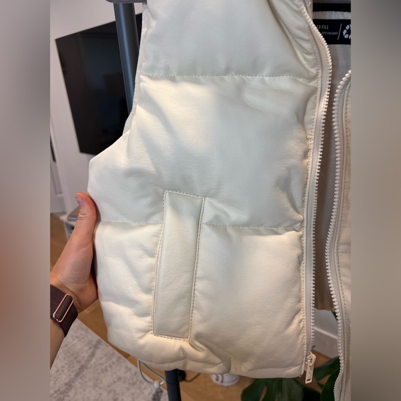 Women’s HOLLISTER Recycle Fill Cropped Cream* Puffer Vest - Picture 4 of 7